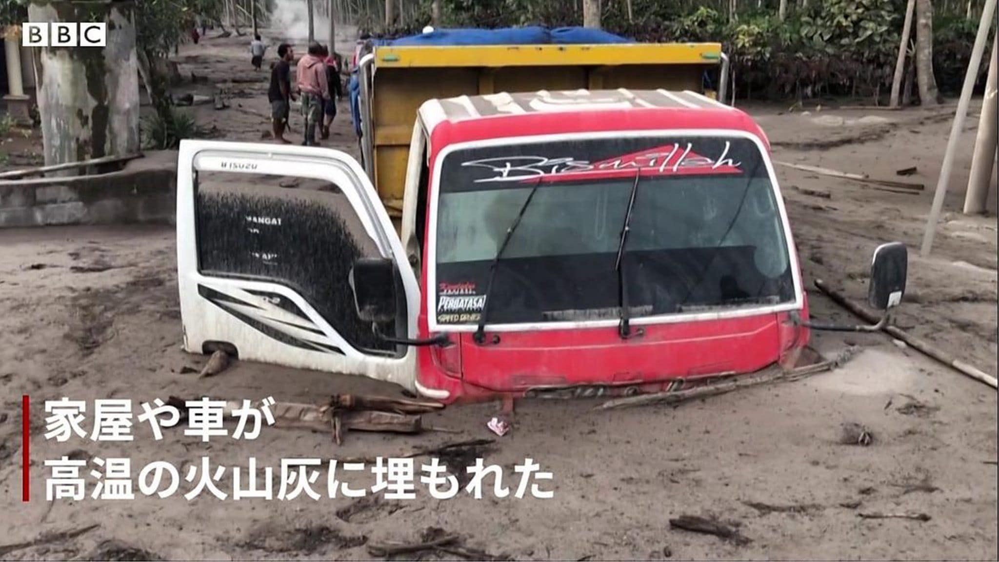 高温の火山灰が村を飲み込む　インドネシア・スメル山噴火 - BBC News